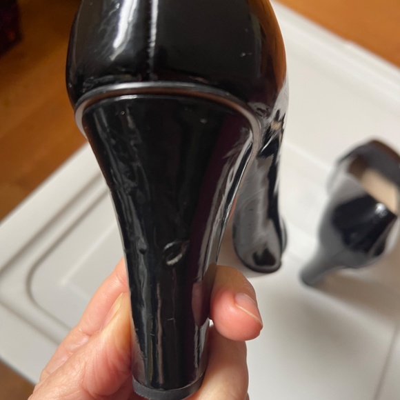 Black patent leather pumps with fabric inset - Picture 4 of 10